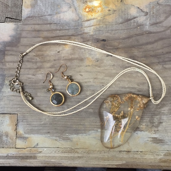 Jewelry - *FINAL SALE* Vintage necklace & Earrings